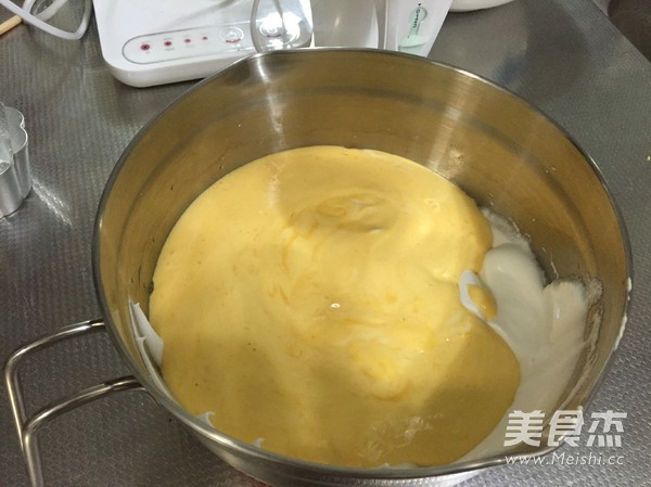 南瓜戚风蛋糕的做法步骤:12