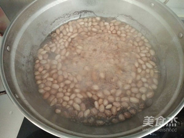 芹菜拌花生米的做法步骤：2