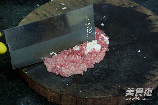 大白菜猪肉抱蛋锅贴的做法步骤:6