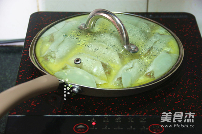 大白菜猪肉抱蛋锅贴的做法步骤:18
