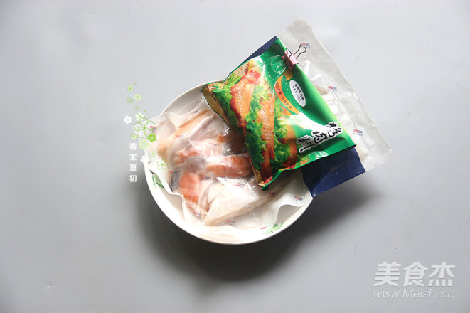 香煎麻辣三文鱼鳍的做法步骤：1
