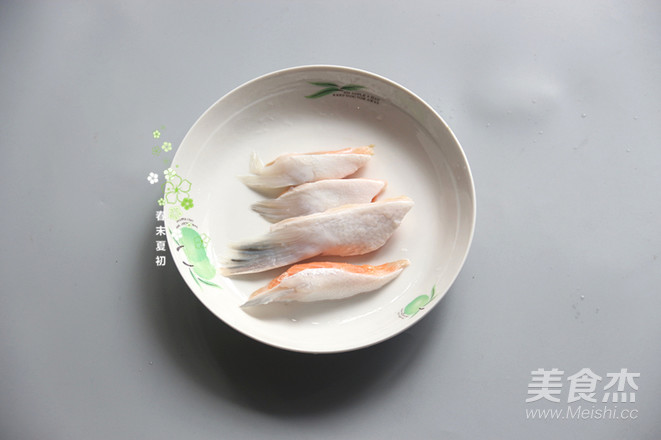 香煎麻辣三文鱼鳍的做法步骤:2