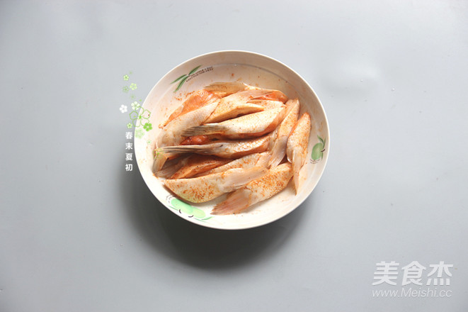 香煎麻辣三文鱼鳍的做法步骤:5