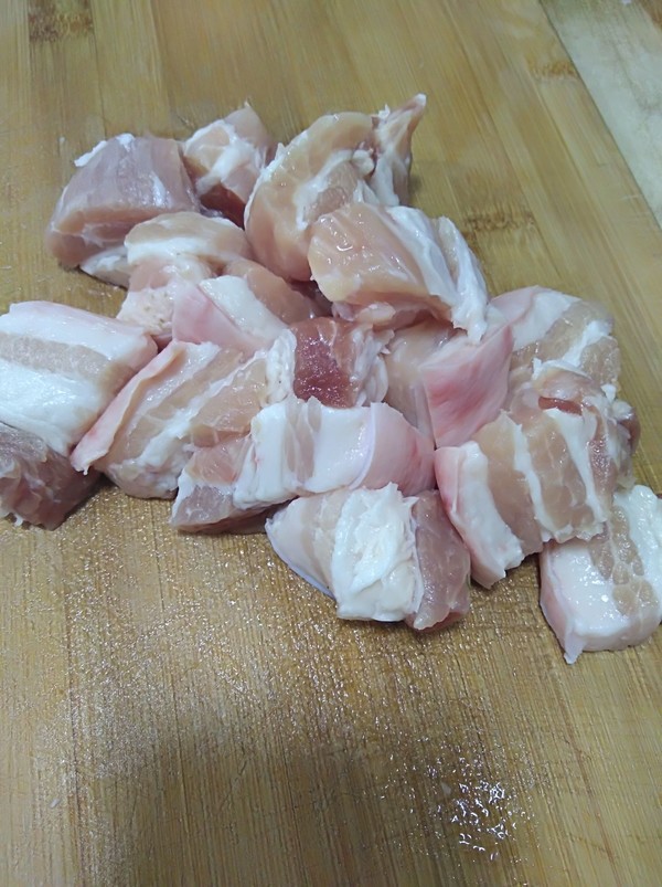 土豆烧红烧肉的做法步骤：1