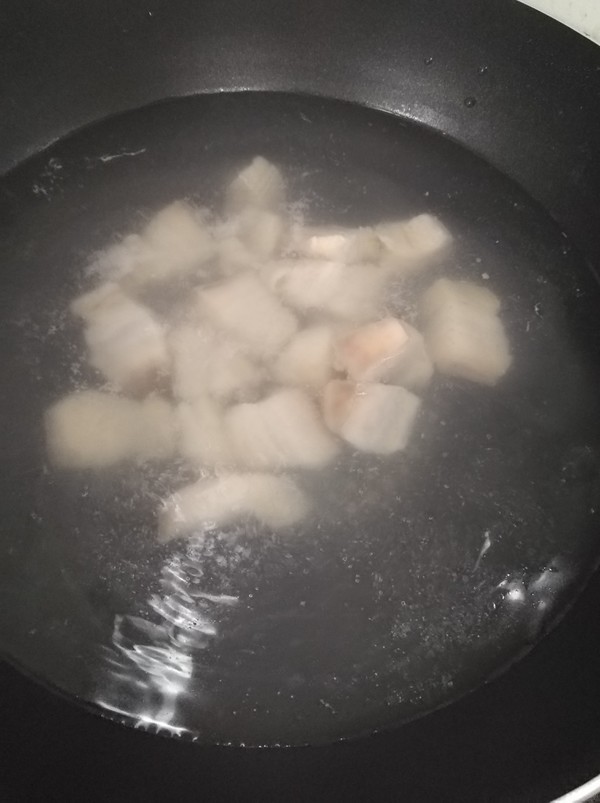 土豆烧红烧肉的做法步骤:2