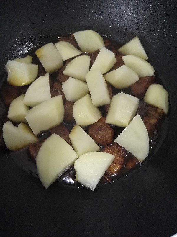 土豆烧红烧肉的做法步骤:12