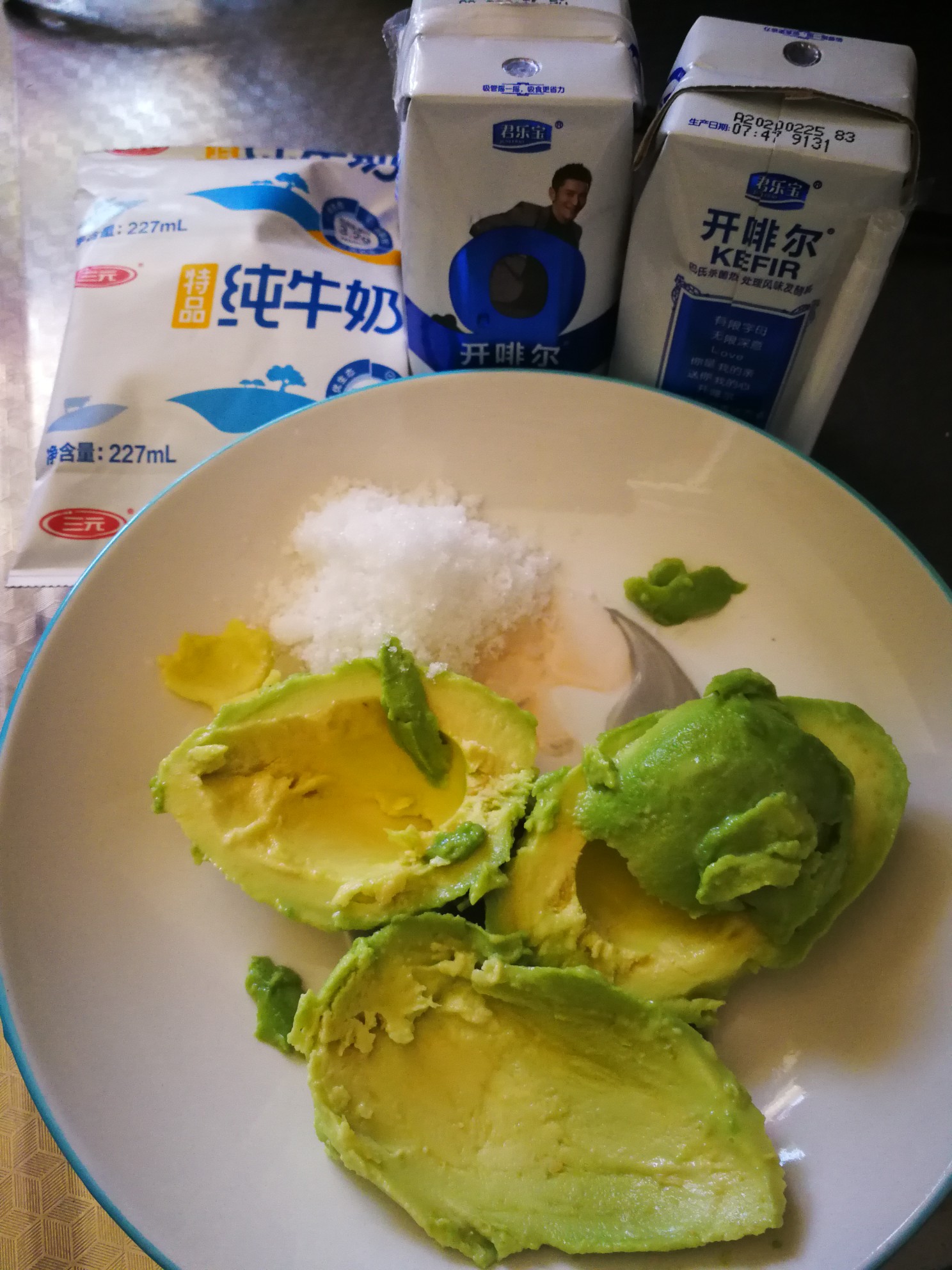 牛油果酸奶奶昔的做法步骤：2