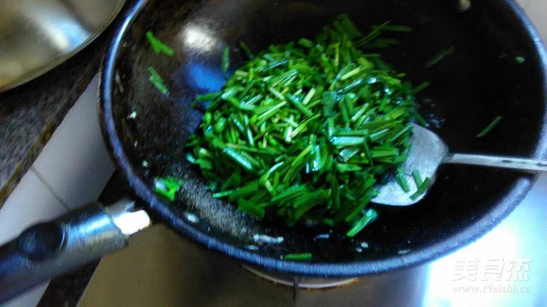 韭菜炒鸡蛋的做法步骤：4