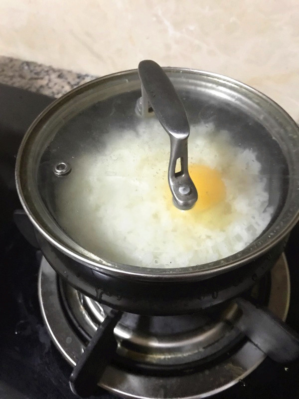 快手鸡翅窝蛋煲仔饭的做法步骤:8