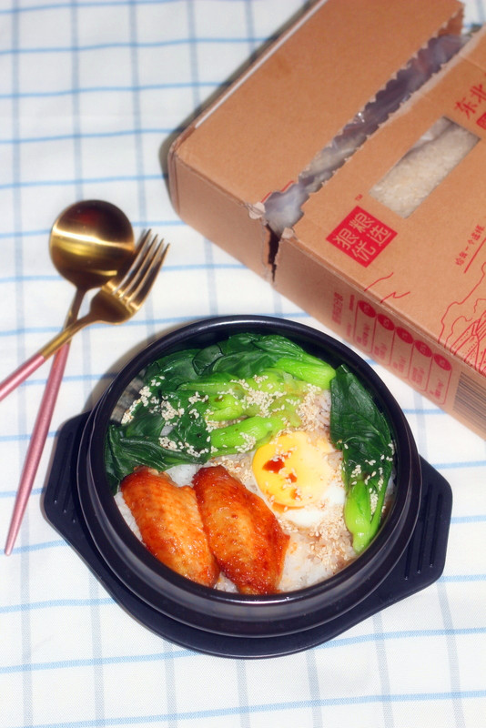 快手鸡翅窝蛋煲仔饭的做法步骤:12