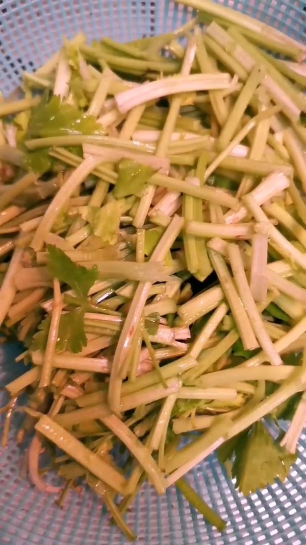 芹菜炒鱼豆腐的做法步骤：1