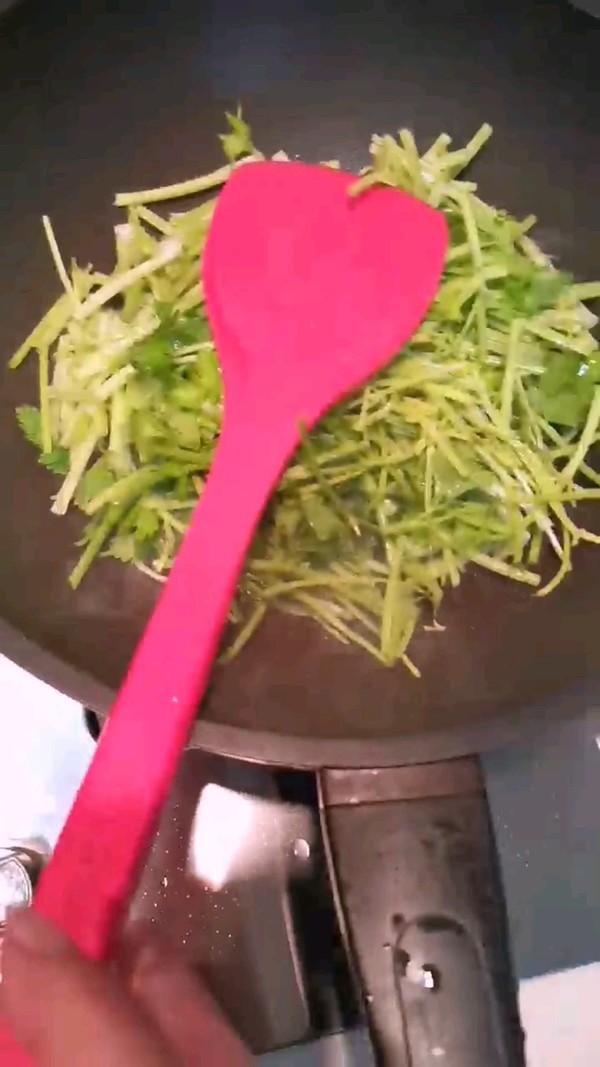 芹菜炒鱼豆腐的做法步骤：3