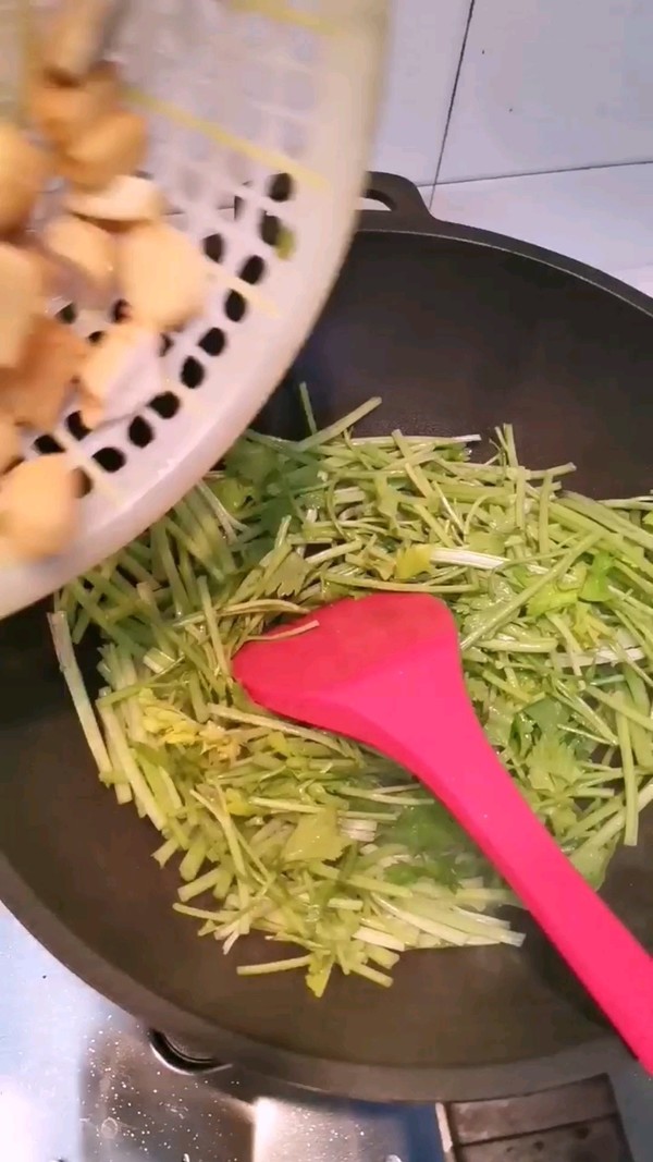 芹菜炒鱼豆腐的做法步骤：4