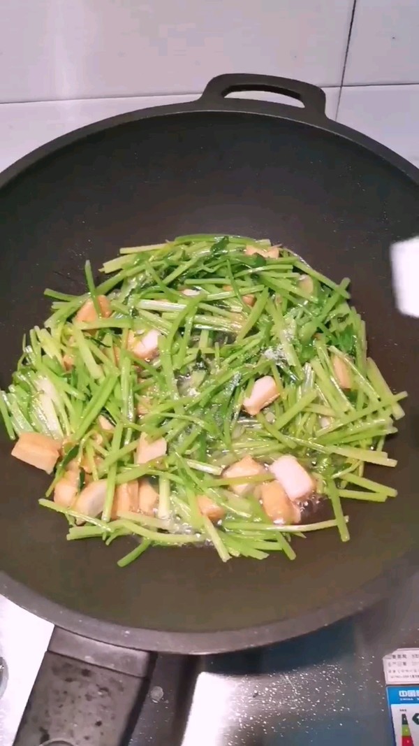 芹菜炒鱼豆腐的做法步骤：5