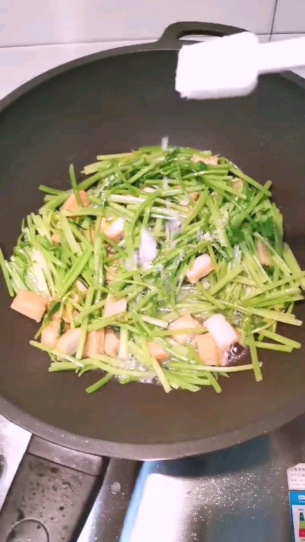 芹菜炒鱼豆腐的做法步骤：6
