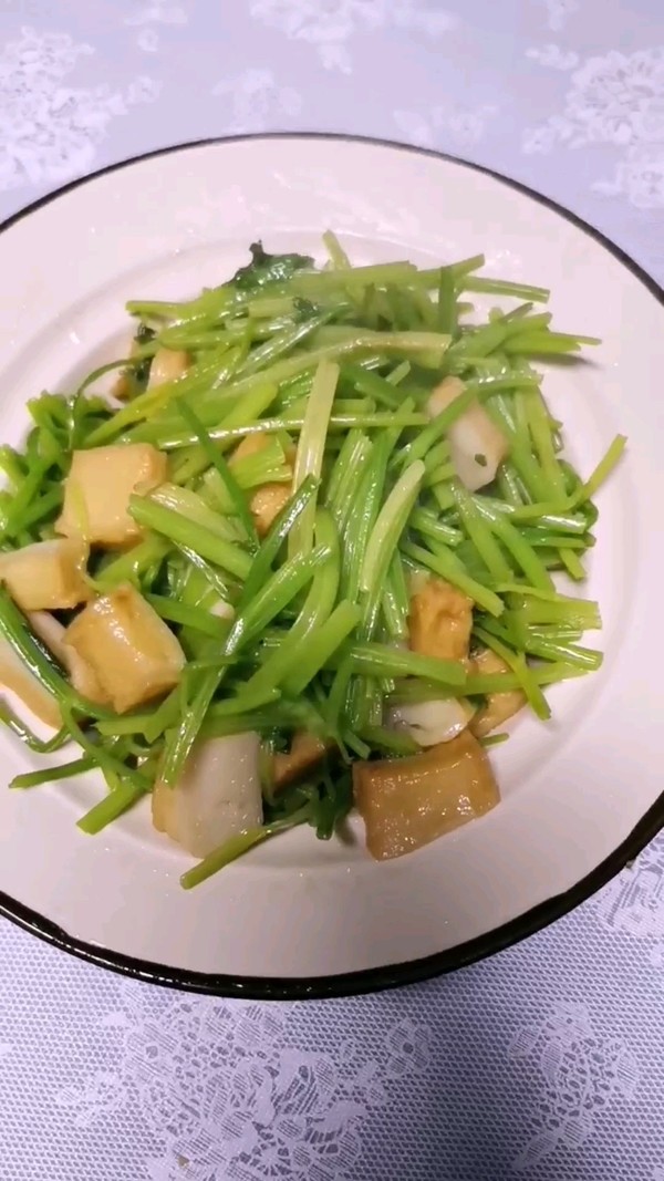 芹菜炒鱼豆腐的做法步骤：7