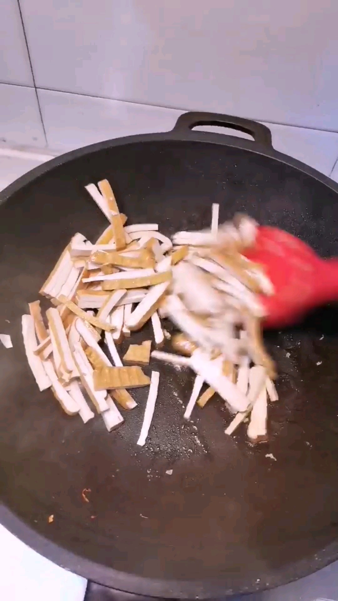 香肠炒豆干的做法步骤：3