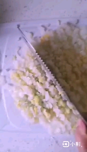 白菜猪肉包的做法步骤：1