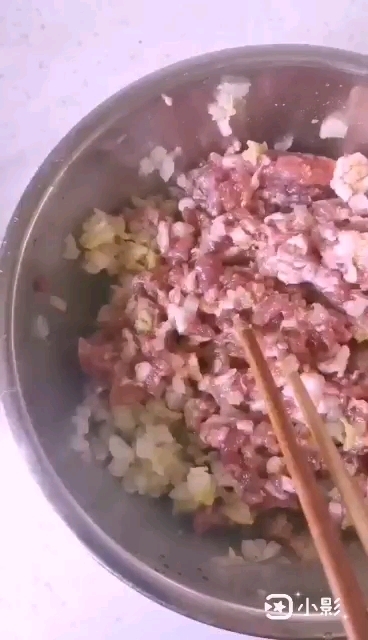 白菜猪肉包的做法步骤：2