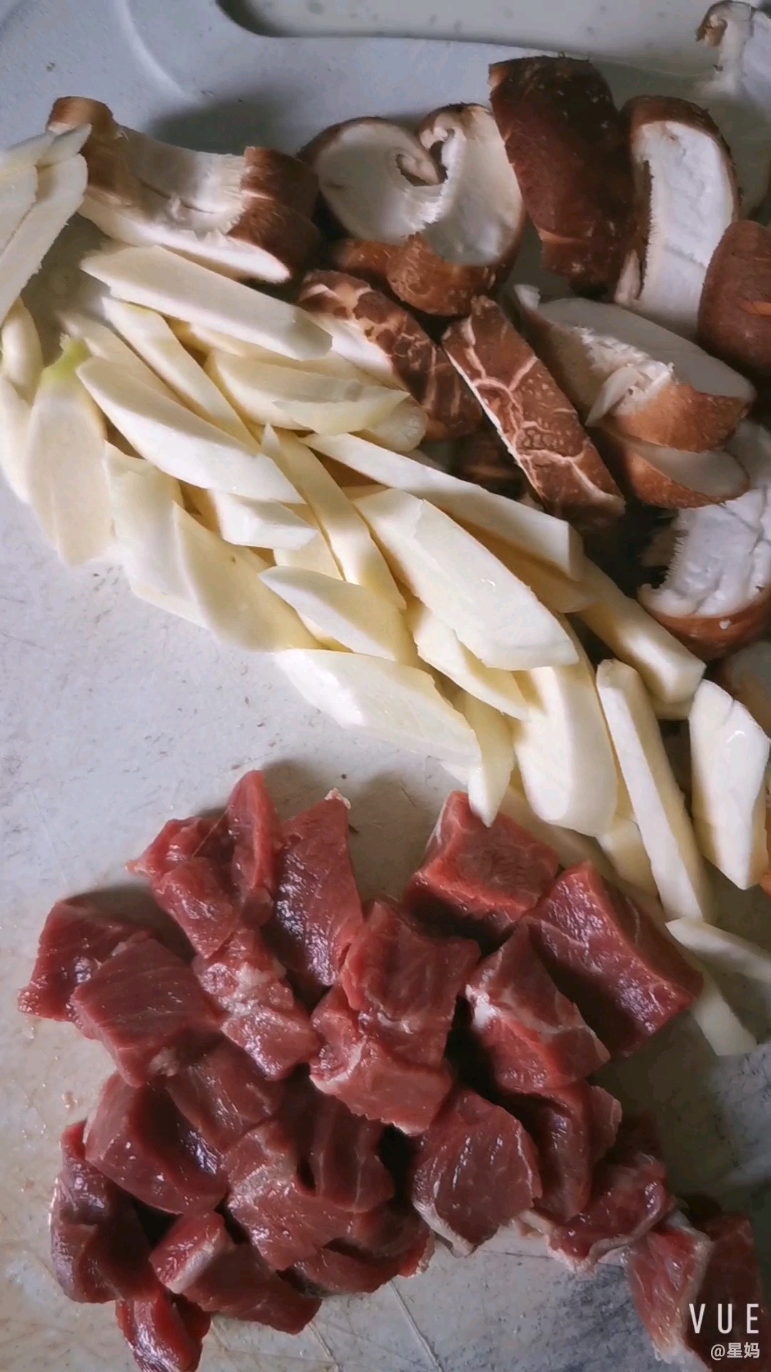 茭白炒牛肉粒的做法步骤：1