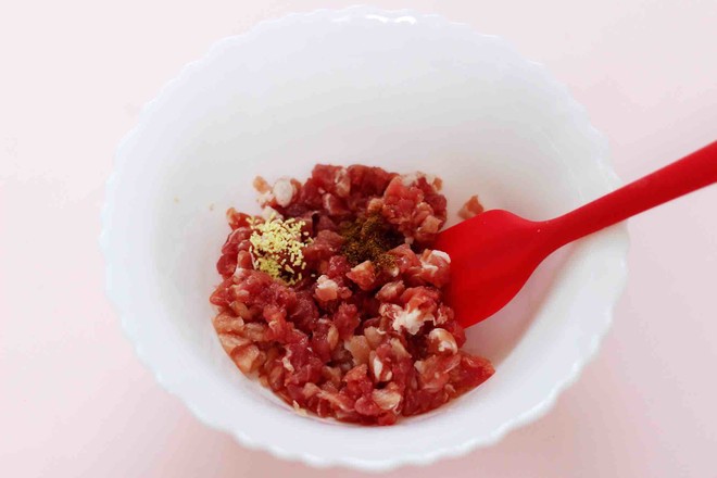 白菜海虹肉丁饺子的做法步骤:2