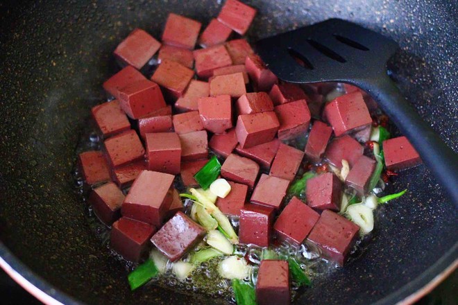 双椒烩双色豆腐的做法步骤:7