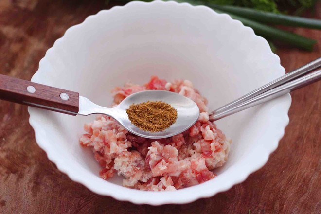 粉嫩茴香猪肉麦穗包的做法步骤:2