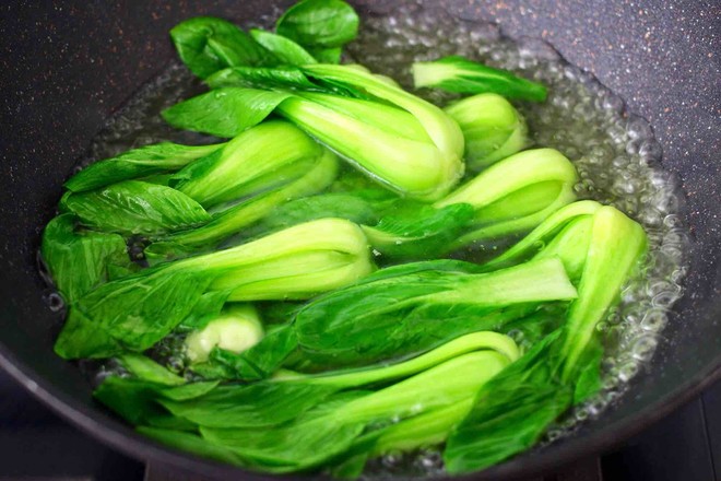 年夜饭必备的香菇油菜的做法步骤：3