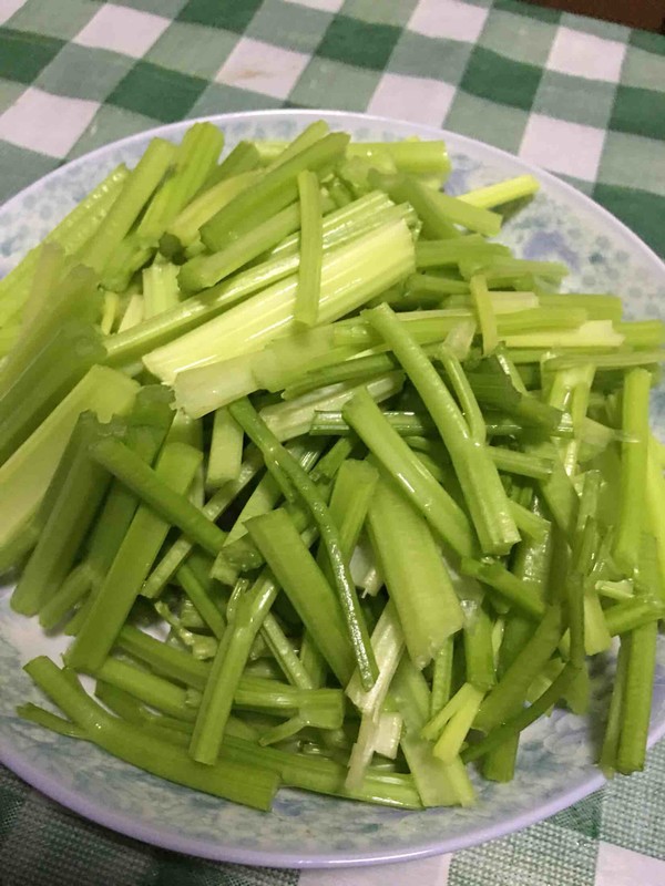 香辣芹菜炒肉的做法步骤：1