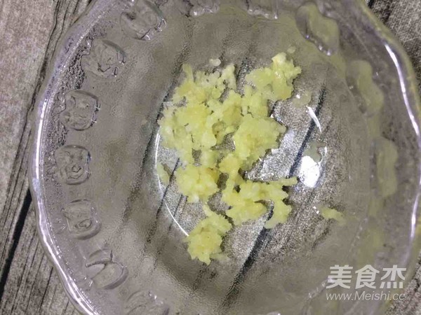 豆腐拌皮蛋的做法步骤:2