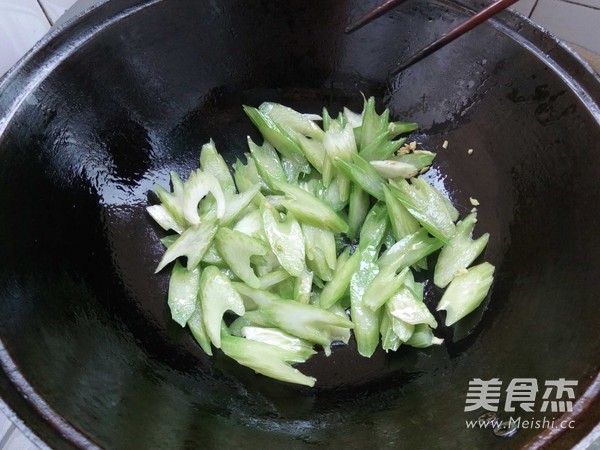 西芹豆干炒午餐肉的做法步骤：5