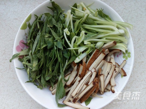 豆干油菜炒米粉的做法步骤：2