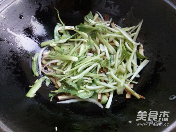 豆干油菜炒米粉的做法步骤：6