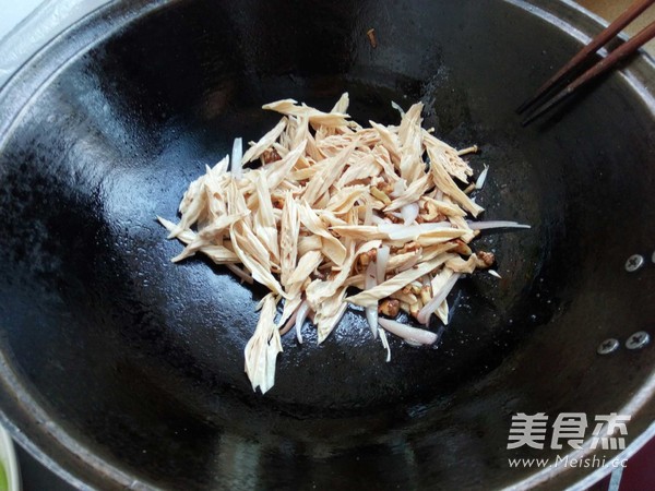 腐竹果仁炒油菜的做法步骤：10