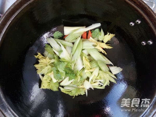 牛腱肉炒芹菜红萝卜的做法步骤：6