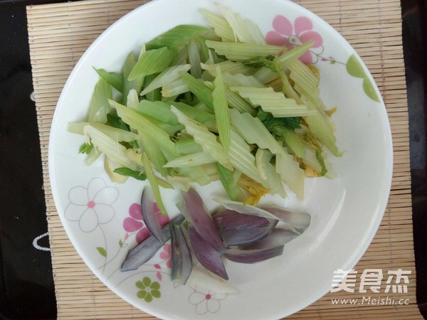 百合西芹拌的做法步骤：1