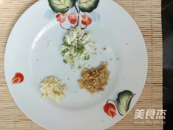 百合西芹拌的做法步骤:3