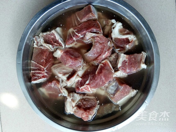 电压力锅煲牛肉的做法步骤：1