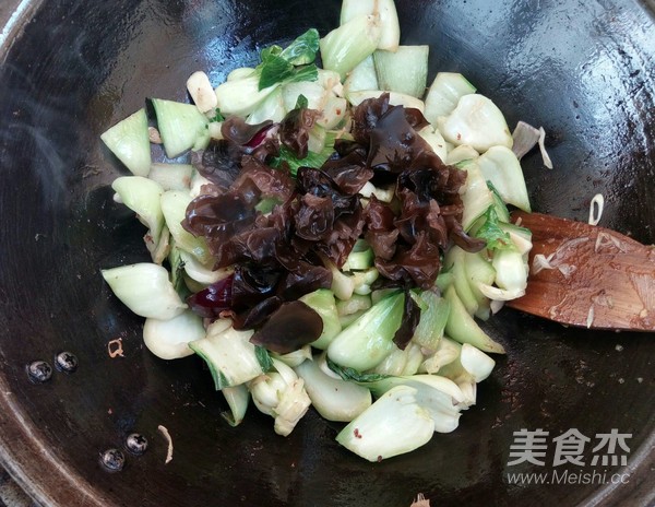 鸡肉炒油菜茎的做法步骤：10