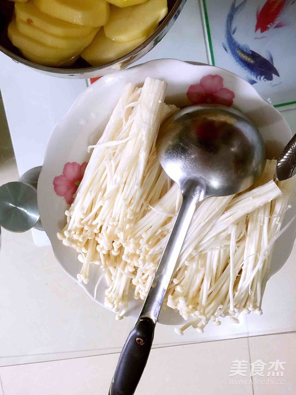 三鲜菌汤火锅的做法步骤:3