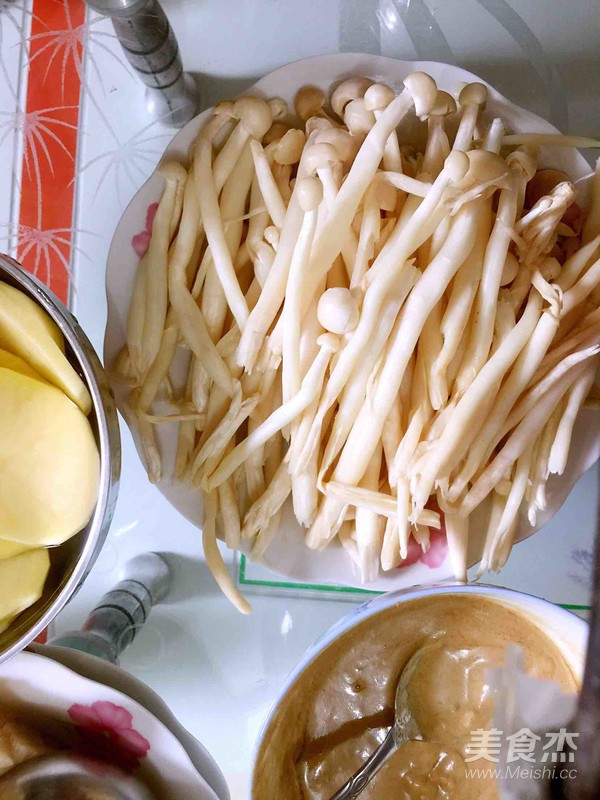 三鲜菌汤火锅的做法步骤:5