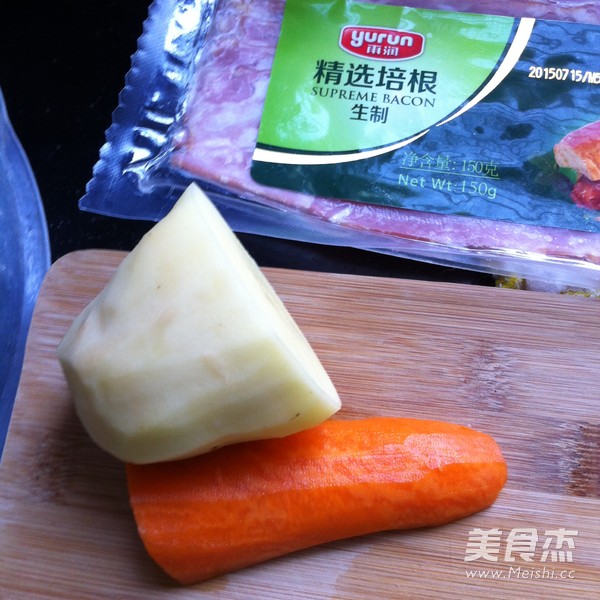 黑椒培根土豆炒饭的做法步骤：1