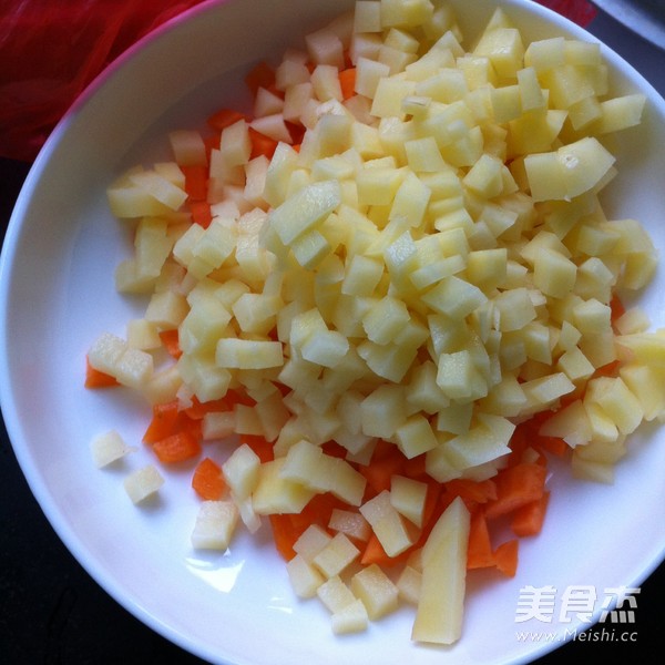 黑椒培根土豆炒饭的做法步骤:2