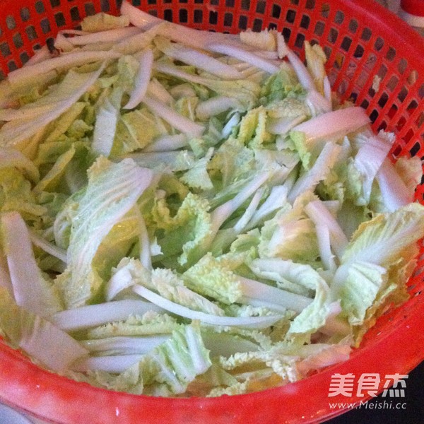 白菜肉丝的做法步骤：1