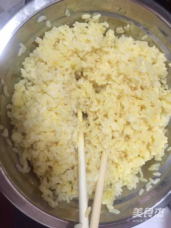 黄金虾仁炒饭的做法步骤:2
