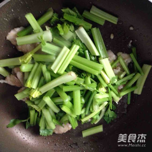 芹菜炒肉片的做法步骤：5