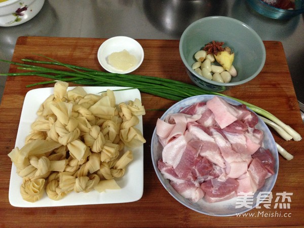 百叶结红烧肉的做法步骤：1