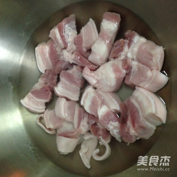 百叶结红烧肉的做法步骤:2