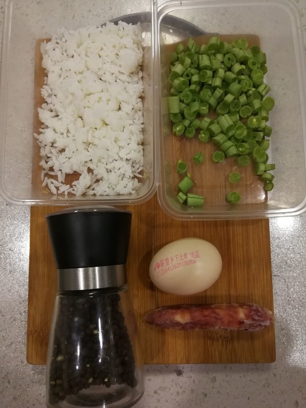 香肠蛋炒饭的做法步骤：1