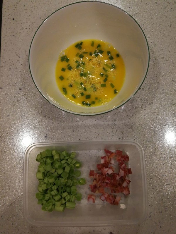 香肠蛋炒饭的做法步骤:2